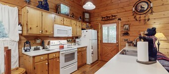 Charming rustic cabin with loft, fireplace, porch rockers & fire pit evenings