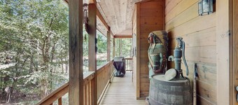 Charming rustic cabin with loft, fireplace, porch rockers & fire pit evenings