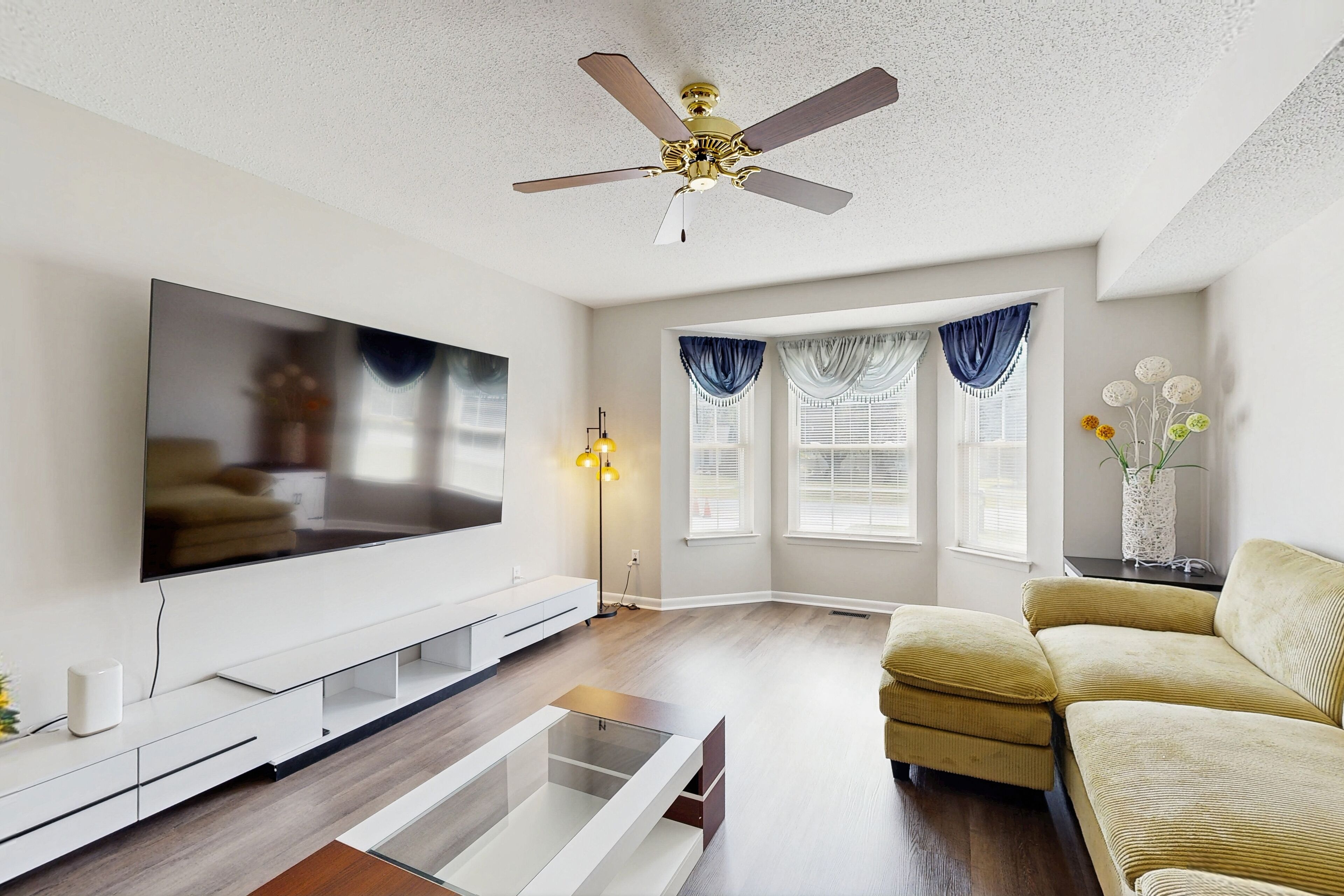 Tv och ett bordtennisbord