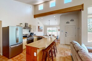 Fridge, microwave, oven, stovetop - Townhome in Rim Village w/red rock views, community pool & hot tub (Moab)