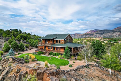 Beautiful log home w/wrap around porch, hot tub & fire pit