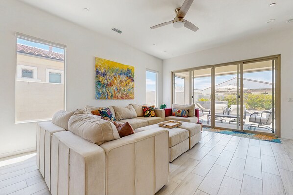 Fernseher, Tischtennisplatte, Bücher