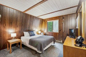 4 bedrooms, iron/ironing board, Internet, bed sheets