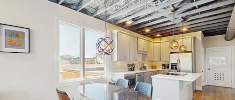 Réfrigérateur, four à micro-ondes, un four, surface de cuisson