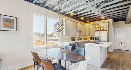 Northshore, upstairs apartment with balcony, full kitchen & pet friendly!