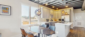 Northshore, upstairs apartment with balcony, full kitchen & pet friendly!