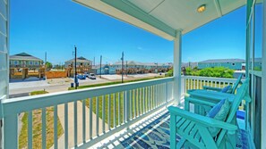Interior - Family-friendly Beach Home Bbq, Patio & Fire Pit & Mins to Beach Bottom's Up by Avantstay (Port Aransas)