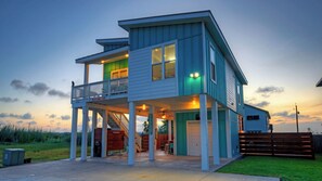 Exterior - Family-friendly Beach Home Bbq, Patio & Fire Pit & Mins to Beach Bottom's Up by Avantstay (Port Aransas)