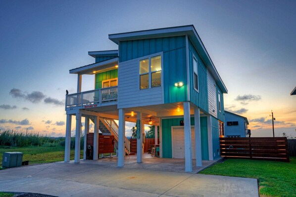 House (3 Bedrooms) | Front of property - Family-friendly Beach Home Bbq, Patio & Fire Pit & Mins to Beach Bottom's Up by Avantstay (Port Aransas)