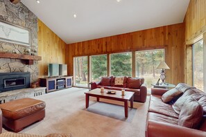 Télévision, cheminée, baby-foot