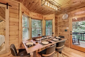Dining - Secluded cabin with hot tub, fire pit, corn hole & amazing scenic views (Ellijay)