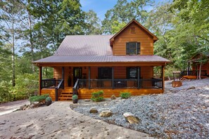 Exterior - Secluded cabin with hot tub, fire pit, corn hole & amazing scenic views (Ellijay)