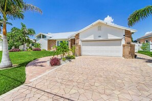 Exterior - Exquisite waterfront home with private pool, hot tub, amd dock (Cape Coral)