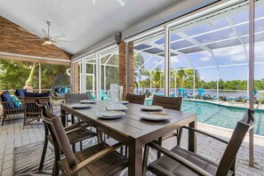 Outdoor dining - Exquisite waterfront home with private pool, hot tub, amd dock (Cape Coral)