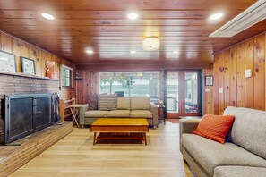 Fernseher, Kamin, Bücher