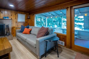 テレビ、暖炉、書庫