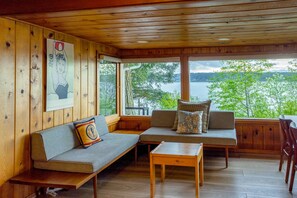 テレビ、暖炉、書庫