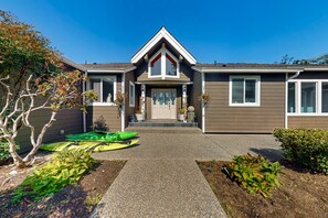 Exterior - Luxurious water view home surrounded by wildlife and a private hot tub (Hansville)