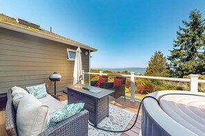 Terrace/patio - Luxurious water view home surrounded by wildlife and a private hot tub (Hansville)