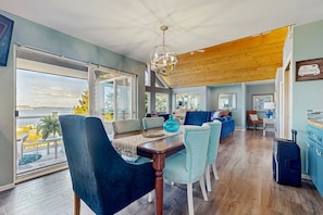 TV, fireplace, DVD player - Luxurious water view home surrounded by wildlife and a private hot tub (Hansville)