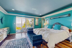 7 bedrooms, iron/ironing board, Internet, bed sheets - Luxurious water view home surrounded by wildlife and a private hot tub (Hansville)