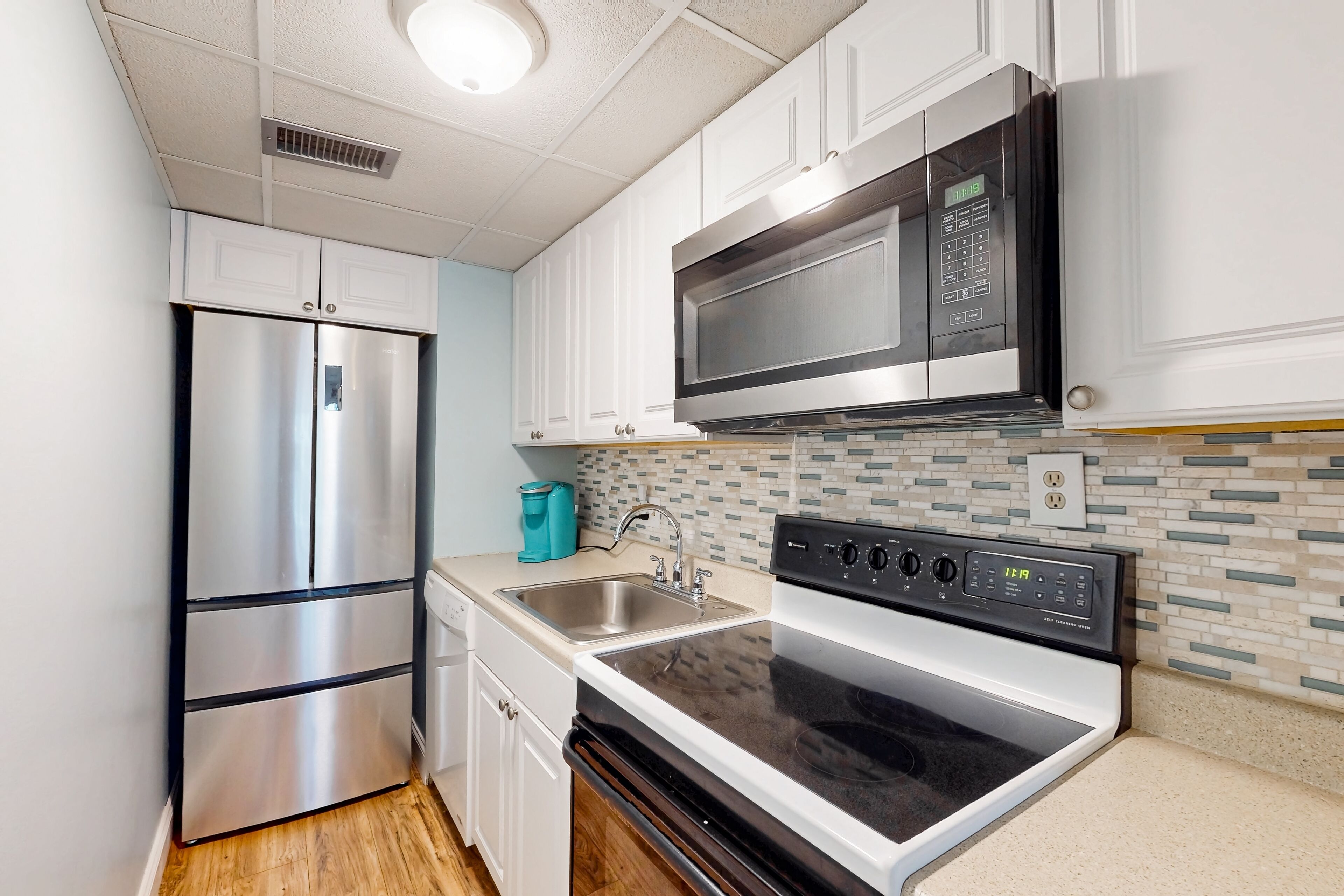 Frigorífico, microondas, horno y placa de cocina