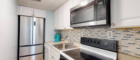 Frigorifero, microonde, forno, piano cottura