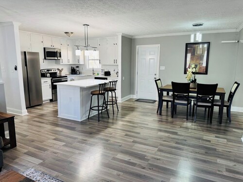 Home away from Home                    Spacious 5-bedroom house in Douglasville