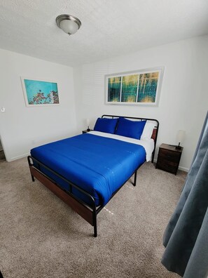 5 bedrooms, iron/ironing board, WiFi, bed sheets