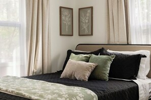 2 bedrooms, desk, iron/ironing board, free WiFi - NEW Zen Cabin in the Clouds . Hot Tub, Wineries, Skyline  (Front Royal)
