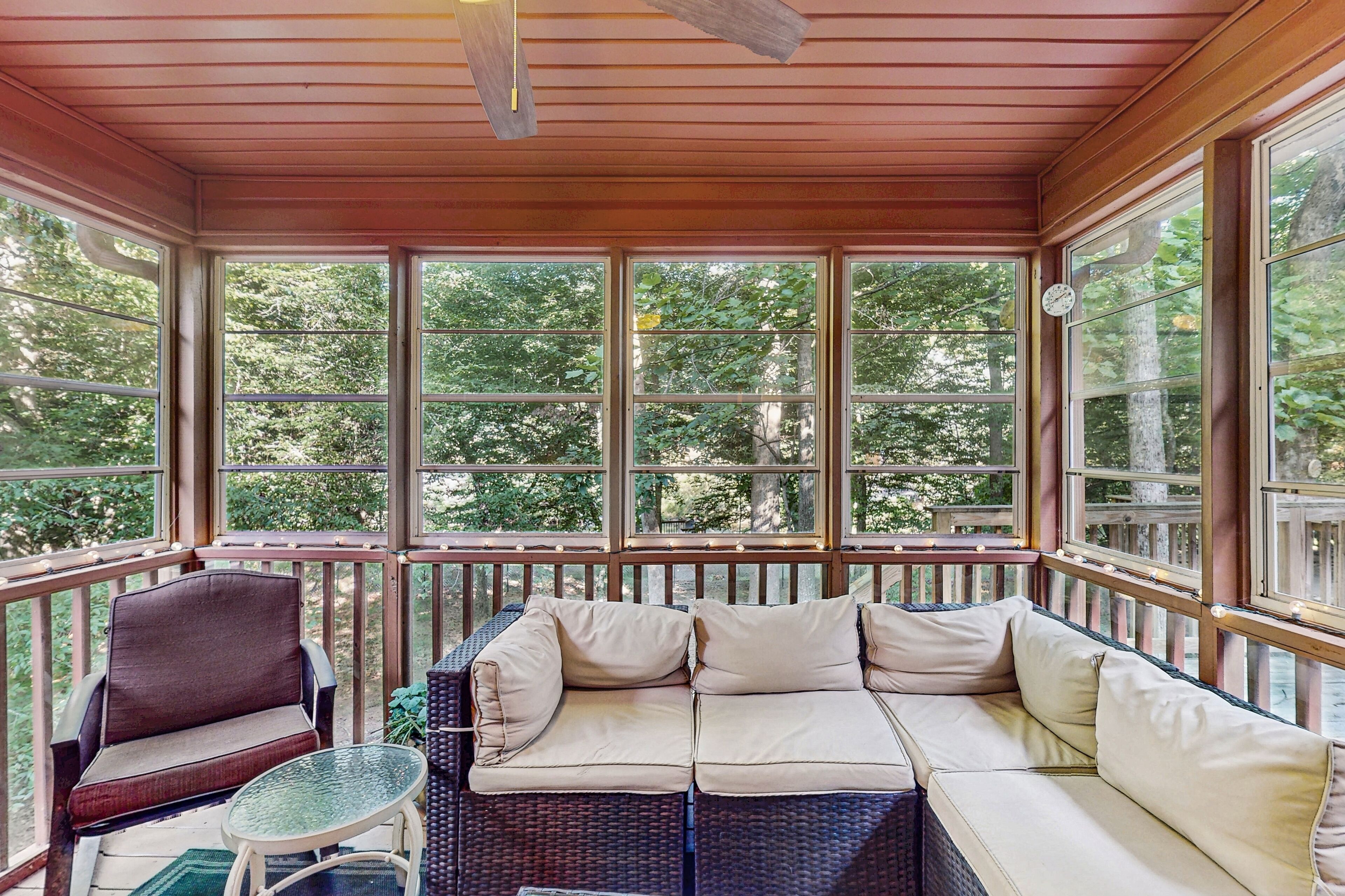 Télévision, cheminée, baby-foot, table de tennis de table