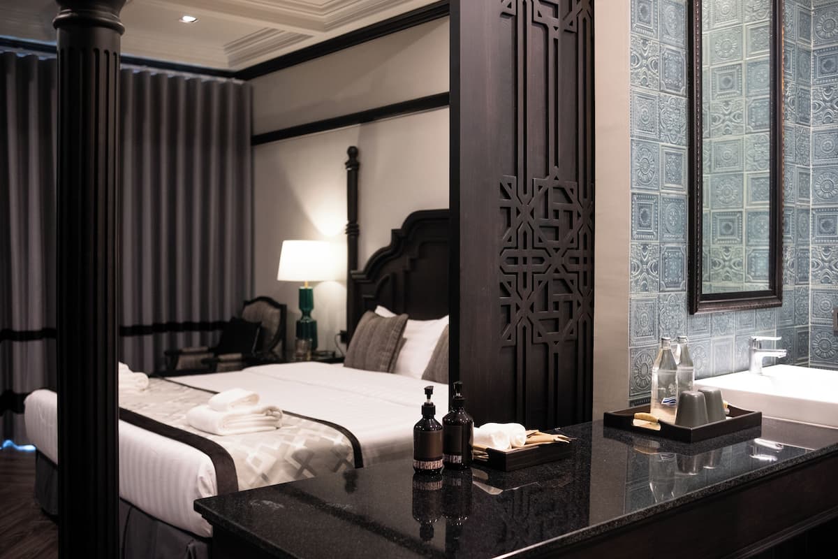 Signature Suite | Desk, laptop workspace, free WiFi