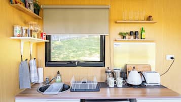 Een koelkast, een microgolfoven, een kookplaat, een broodrooster