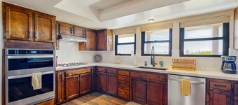 Wine country home w/ pvt. hot tub and grill. fireplace & A/C - shared tennis