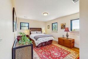 4 bedrooms, iron/ironing board, Internet, bed sheets