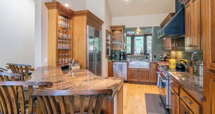 Crystal Ridge Retreat | Hot Tub + Walk to Lifts