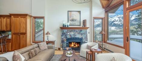 تلفزيون، مدفأة، مكتب