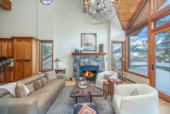 Fernseher, Kamin, Arbeitsbereiche