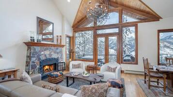 Fernseher, Kamin, Arbeitsbereiche