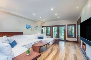 تلفزيون، مدفأة، مكتب