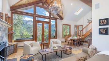 Fernseher, Kamin, Arbeitsbereiche