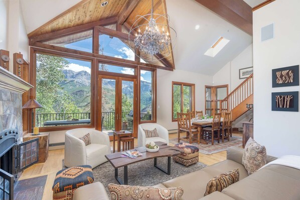 Televisión, chimenea y oficina 