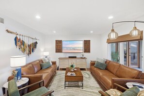 TV, fireplace - Litchfield Oasis Art Retreat - Walking distance to WIGWAM ,private pool, stadium (Litchfield Park)