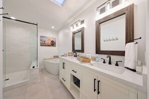 Regadera, secadora de cabello, toallas, jabón 