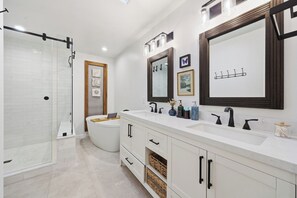 Dusche, Haartrockner, Handtücher, Seife