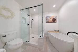 Regadera, secadora de cabello, toallas, jabón