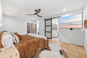 4 bedrooms, iron/ironing board, WiFi, bed sheets - Litchfield Oasis Art Retreat - Walking distance to WIGWAM ,private pool, stadium (Litchfield Park)