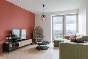 TV, offices - Bright and Comfortable Stay in Oostende (Oostende)