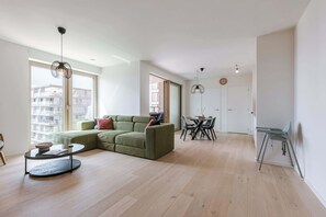 TV, offices - Bright and Comfortable Stay in Oostende (Oostende)