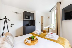 1 habitación, tabla de planchar con plancha y ropa de cama
